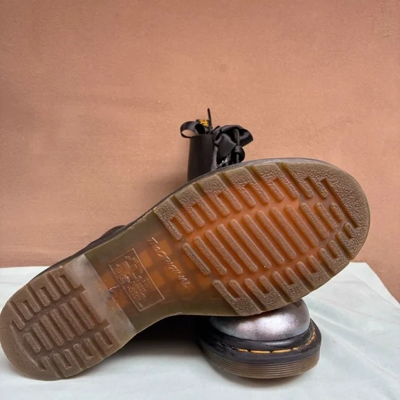 🖤 LUV @ 1ST SIGHT 🖤 Custom Hand Painted Doc Martens - Picture 4 of 10